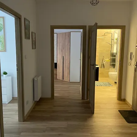 Kotlina Klodzka - Przestrzenny, Dla 6 Osob , 3 , 63 M , Balkon , Podziemny Garaz Free Апартаменты Клодзко